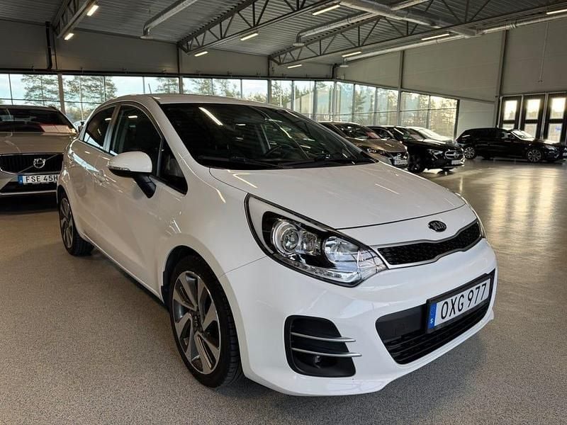 Vit Begagnad 2016 Kia Rio Halvkombi | 79 900 kr (Marknadspris) - Bild 1/3