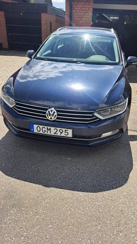 Blå Begagnad 2017 VW Passat Kombi | 165 000 kr (Marknadspris) - Bild 1/3