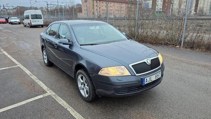 Grå Begagnad 2008 Skoda Octavia Halvkombi | 18 900 kr (Marknadspris) - Bild 1/4