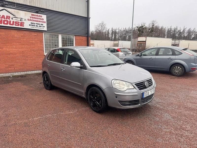 Begagnad VW Polo Comfortline 75 HK (55 kW) 2006 Silver Halvkombi