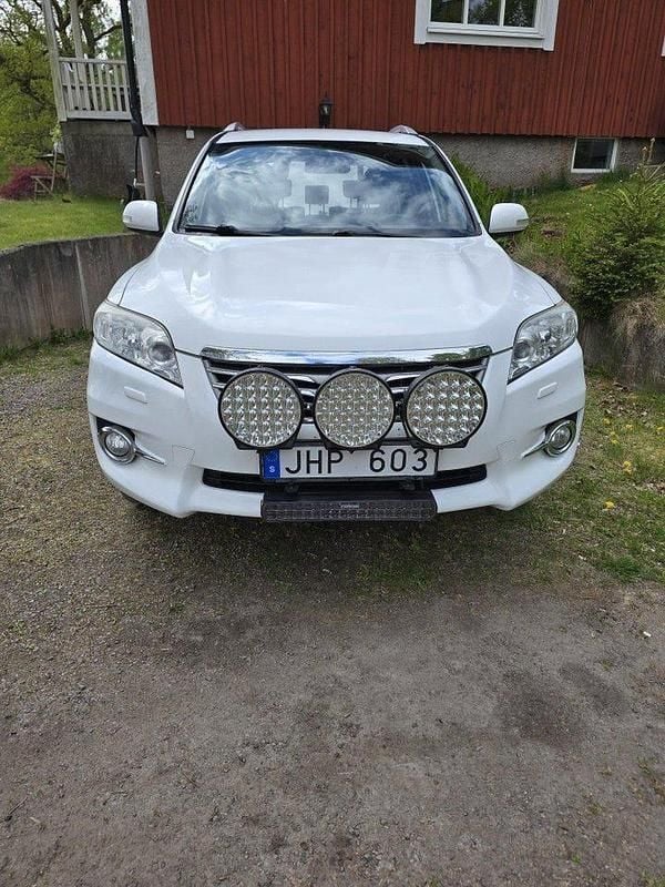 Vit Begagnad 2012 Toyota RAV4 SUV | 140 000 kr (Marknadspris) - Bild 1/4