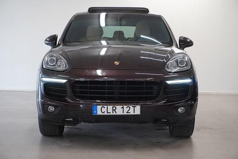 Brun Begagnad 2017 Porsche Cayenne S E-Hybrid SUV | 314 900 kr - Bild 1/4