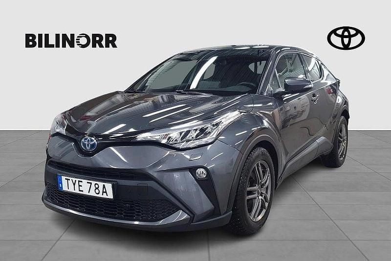 Mörkgrå Begagnad 2022 Toyota C-HR Edition SUV | 259 900 kr (Marknadspris) - Bild 1/4