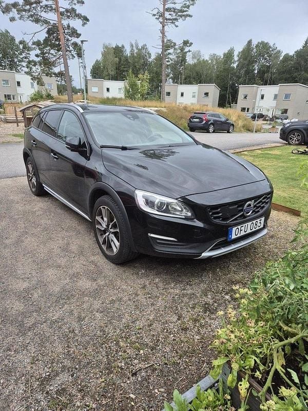 Svart Begagnad 2017 Volvo V60 CC Summum Kombi | 135 000 kr (Bra pris) - Bild 1/4