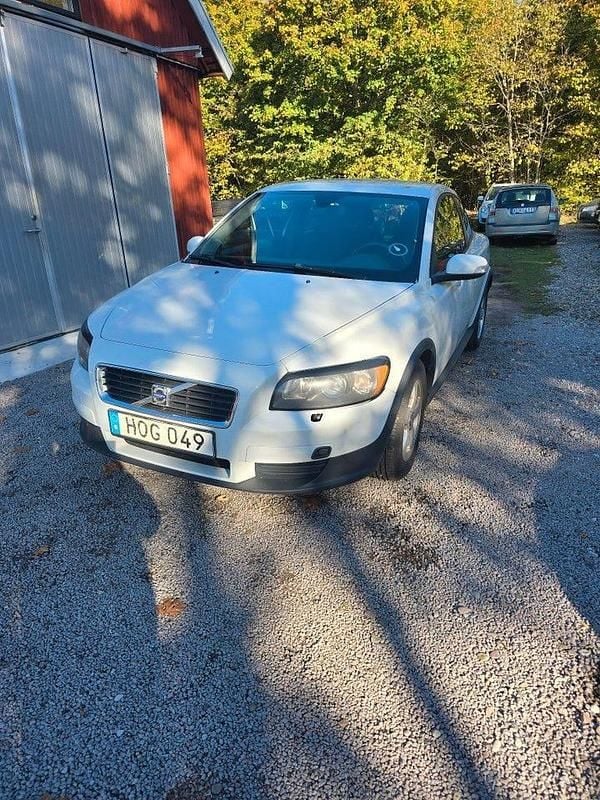 Vit Begagnad 2009 Volvo C30 Kinetic Halvkombi | 29 500 kr (Marknadspris) - Bild 1/4