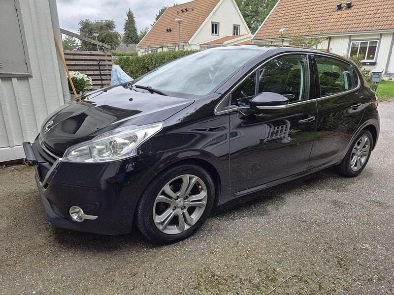 Svart Begagnad 2014 Peugeot 208 Halvkombi | 59 000 kr (Marknadspris) - Bild 1/4
