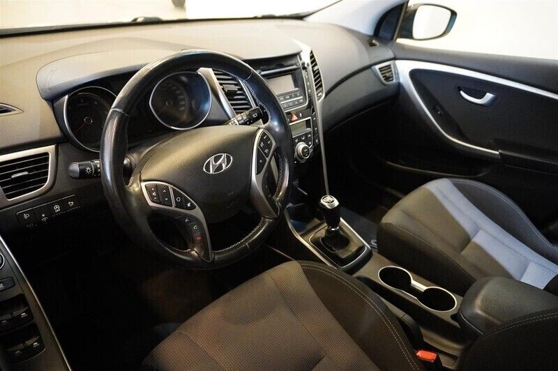 Begagnad Hyundai i30 110 HK (80 kW) 2014 Phantom black (me) Halvkombi