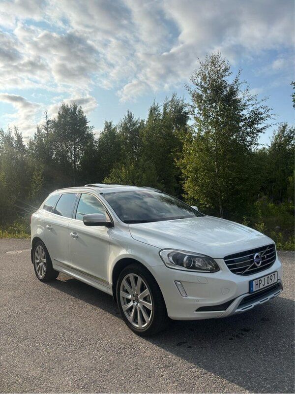 Vit Begagnad 2015 Volvo XC60 Summum SUV | 169 000 kr (Marknadspris) - Bild 1/4