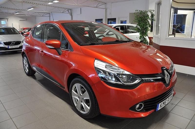 Begagnad Renault Clio IV Dynamique 90 HK (66 kW) 2014 Rödmetallic Halvkombi