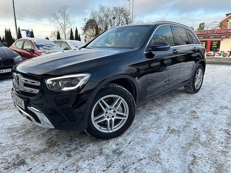 Svart Begagnad 2021 Mercedes GLC300e SUV | 399 800 kr (Bra pris) - Bild 1/4