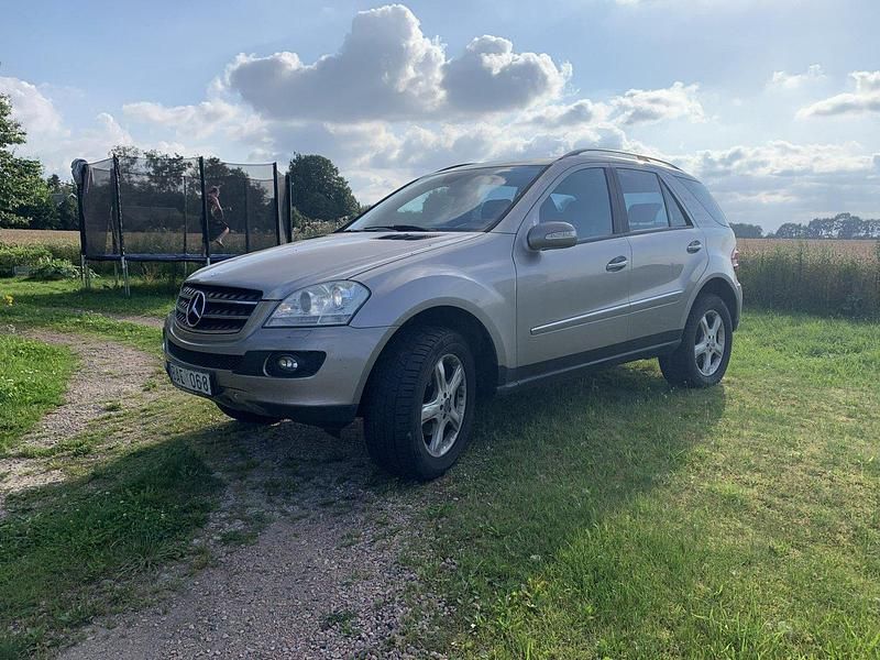 Grå Begagnad 2006 Mercedes ML320 SUV | 49 000 kr (Superpris) - Bild 1/4