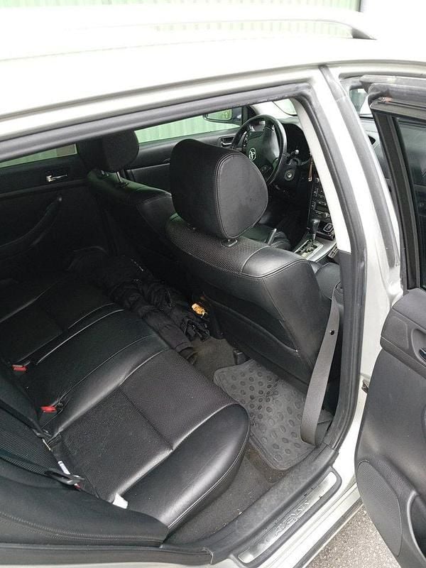 Silver Begagnad 2006 Toyota Avensis Kombi | 20 000 kr (Superpris) - Bild 1/4