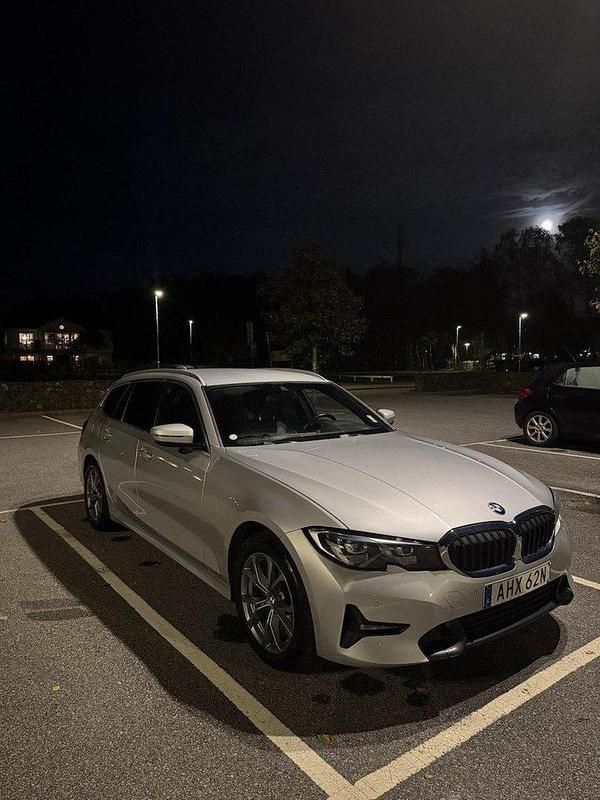 Silver Begagnad 2020 BMW 320 Sport Line Kombi | 262 500 kr (Marknadspris) - Bild 1/4