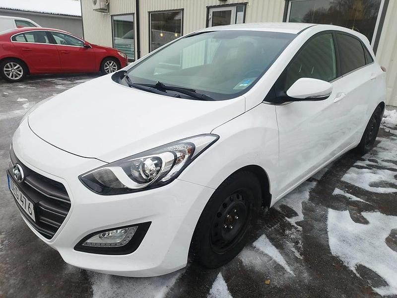 Vit Begagnad 2016 Hyundai i30 Premium Halvkombi | 69 900 kr (Bra pris) - Bild 1/3