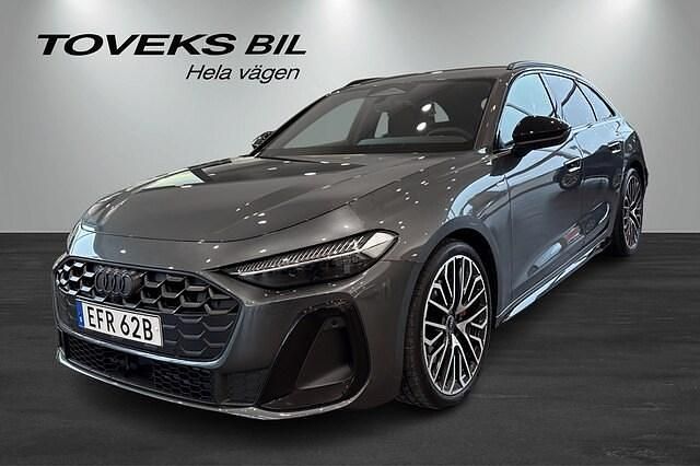 Daytonagrå pärleffekt Begagnad 2025 Audi A5 S-Line Sportkupé | 629 900 kr - Bild 1/4