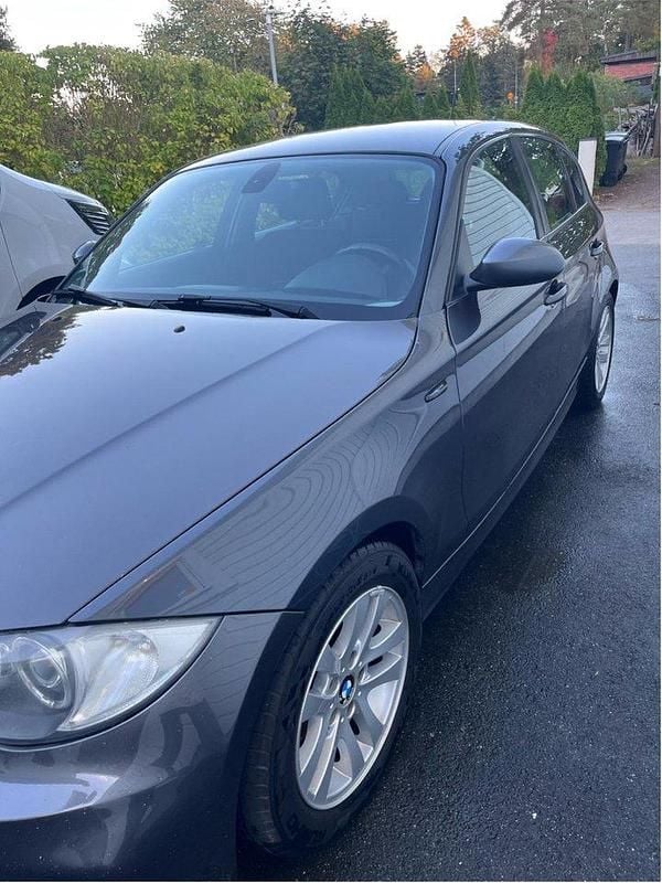 Grå Begagnad 2008 BMW 118 Advantage Halvkombi | 58 000 kr (Marknadspris) - Bild 1/4
