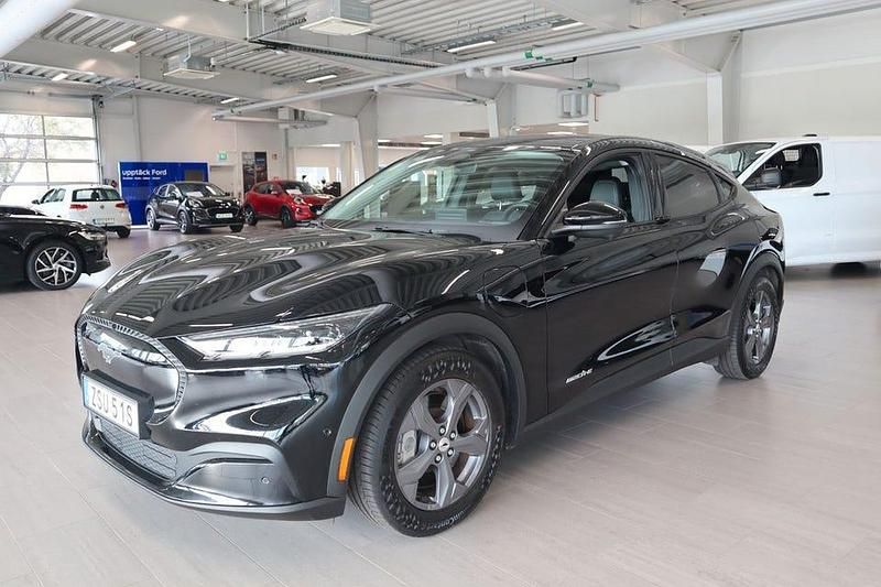 Svart Begagnad 2022 Ford Mustang Mach-E SUV | 339 800 kr (Marknadspris) - Bild 1/4