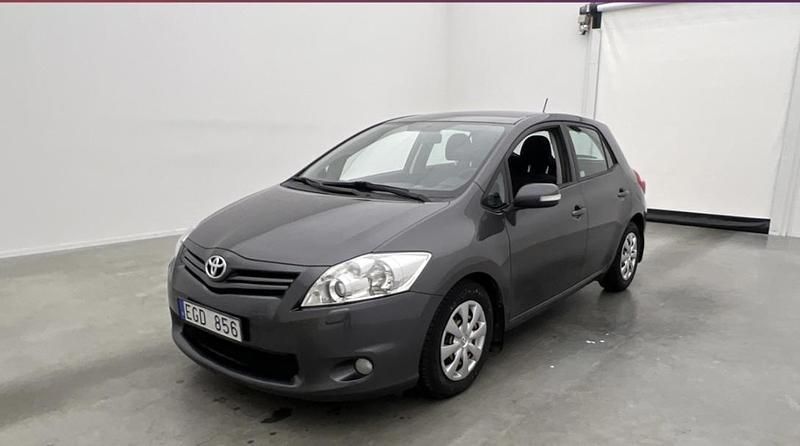 Grå Begagnad 2010 Toyota Auris Halvkombi | 74 000 kr (Marknadspris) - Bild 1/4
