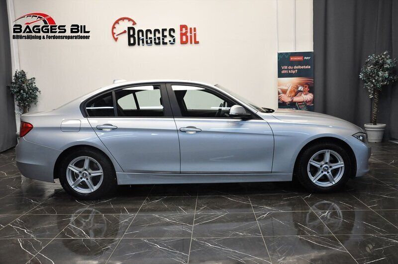 Silver Begagnad 2012 BMW 320 Sedan | 149 900 kr (Lite dyr) - Bild 1/4