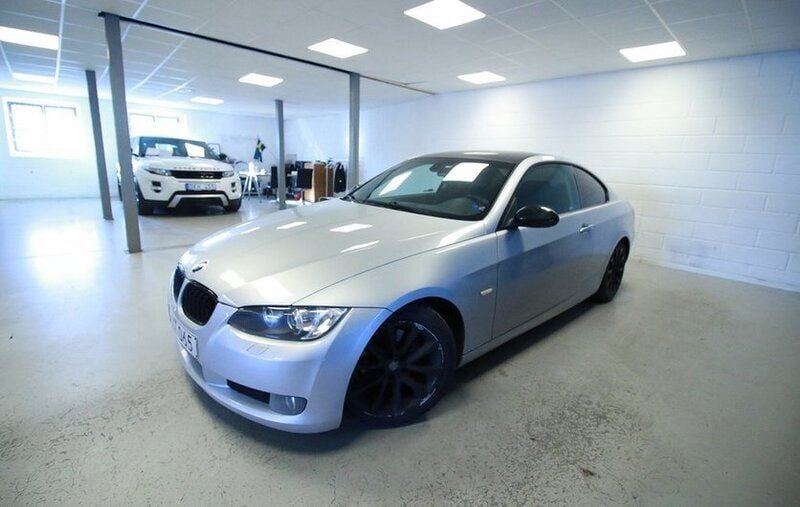 Grå Begagnad 2007 BMW 320 Comfort Edition Sportkupé | 74 800 kr (Marknadspris) - Bild 1/4