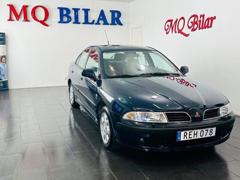 Blå Begagnad 1999 Mitsubishi Carisma Halvkombi | 25 000 kr (Marknadspris) - Bild 1/4