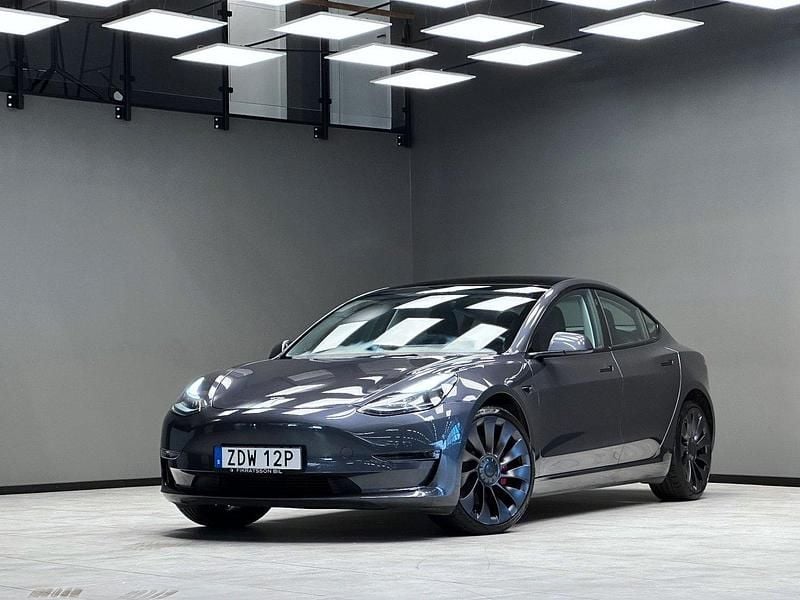 Grå Begagnad 2022 Tesla Model 3 Performance Sedan | 389 900 kr (Marknadspris) - Bild 1/3
