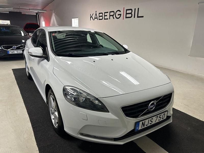 Vit Begagnad 2013 Volvo V40 Kombi | 84 900 kr (Marknadspris) - Bild 1/4