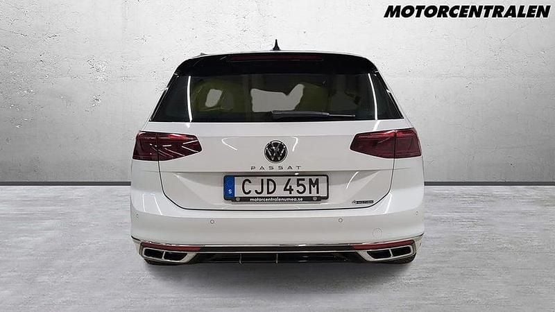 Vit Begagnad 2021 VW Passat GT Kombi | 289 000 kr (Marknadspris) - Bild 1/4