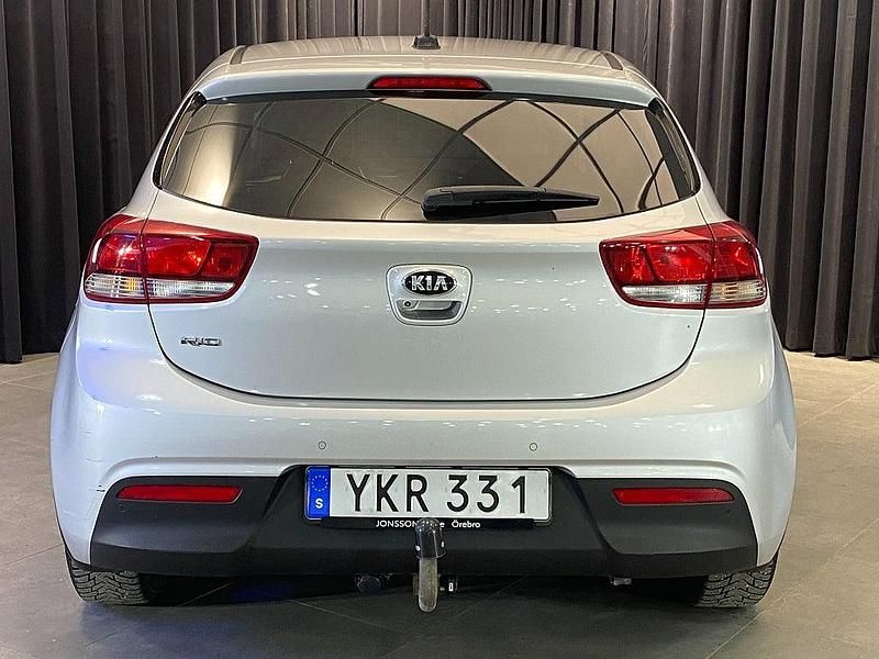 Begagnad Kia Rio 84 HK (61 kW) 2017 Grå Halvkombi