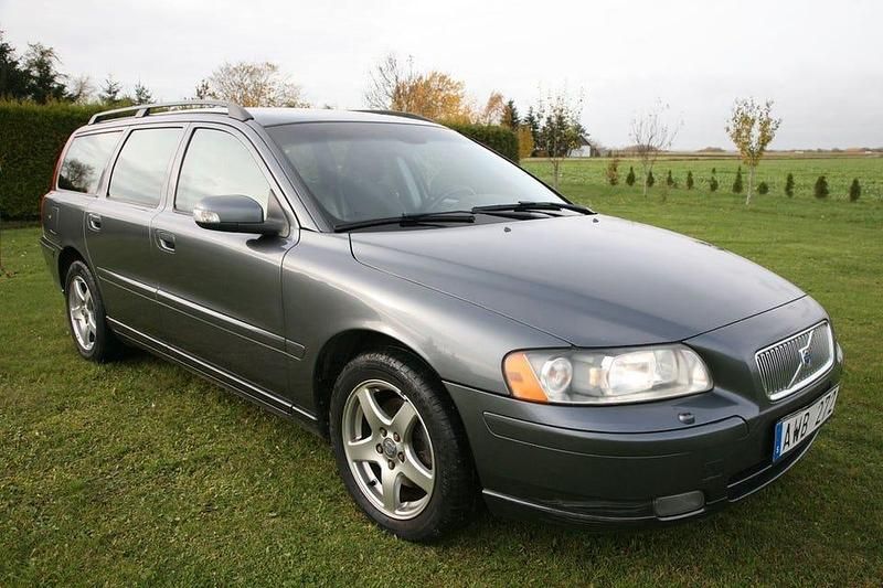 Grå Begagnad 2007 Volvo V70 Momentum Kombi | 49 000 kr (Lite dyr) - Bild 1/4