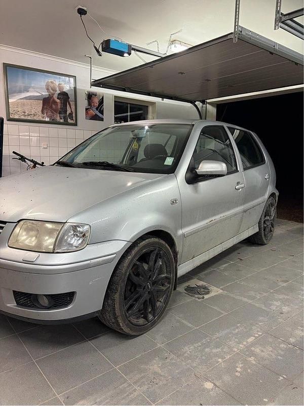 Silver Begagnad 2001 VW Polo Comfortline Halvkombi | 19 000 kr (Marknadspris) - Bild 1/4