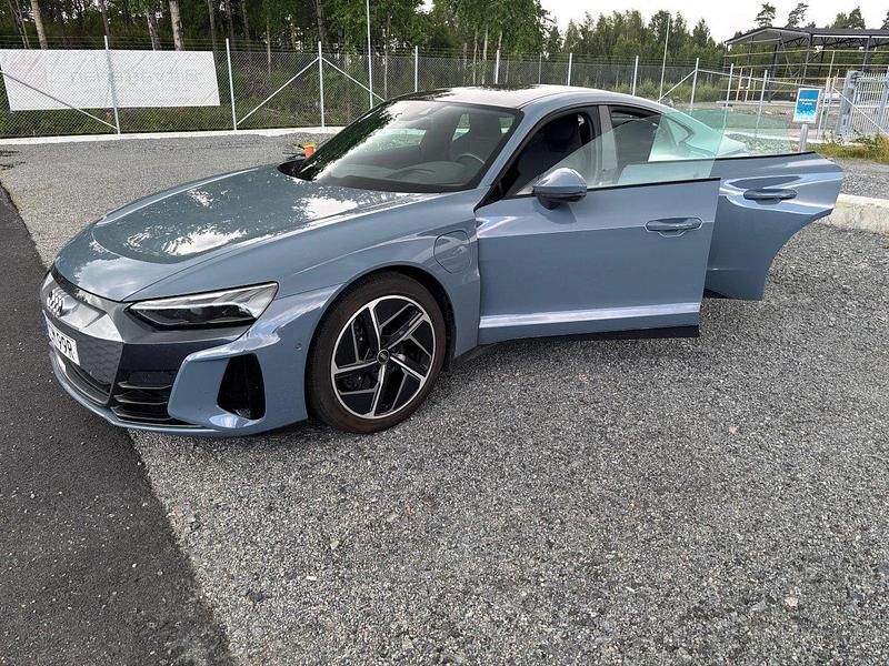 Grå Begagnad 2022 Audi e-tron GT quattro Premium Sedan | 539 000 kr - Bild 1/4