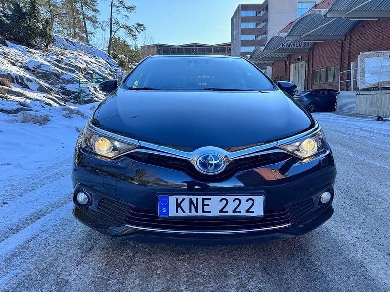 Begagnad Toyota Auris Hybrid 136 HK (100 kW) 2017 Svart Halvkombi