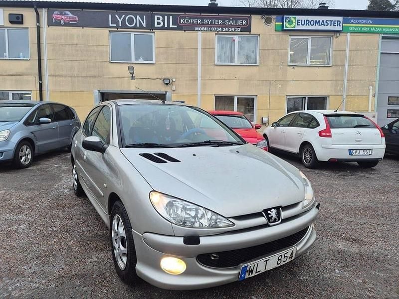 Grå Begagnad 2005 Peugeot 206 | 16 900 kr (Marknadspris) - Bild 1/4