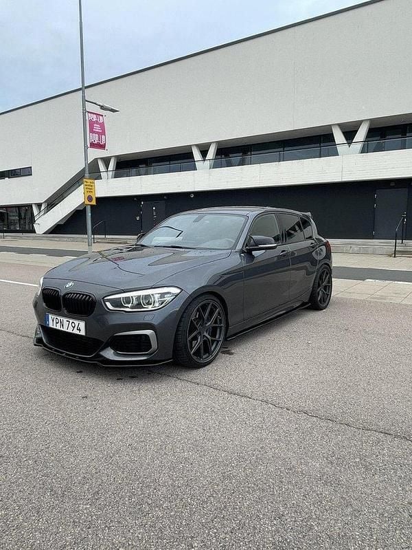 Grå Begagnad 2018 BMW M140 M Sport Halvkombi | 410 000 kr (Lite dyr) - Bild 1/4