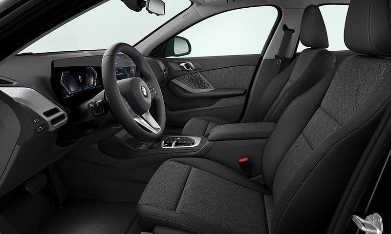 Ny BMW 120 Shadowline 170 HK (125 kW) 2025 Svart Halvkombi