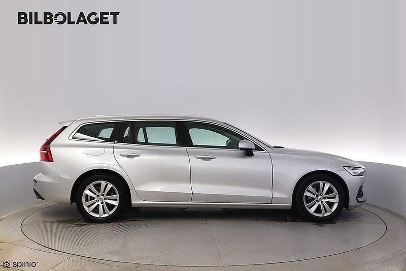 Begagnad Volvo V60 Momentum 197 HK (144 kW) 2021 Silver Kombi