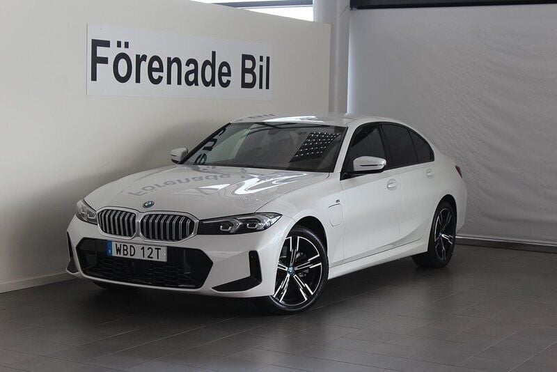 Vit Begagnad 2024 BMW 330e M Sport Sedan | 499 000 kr (Superpris) - Bild 1/4