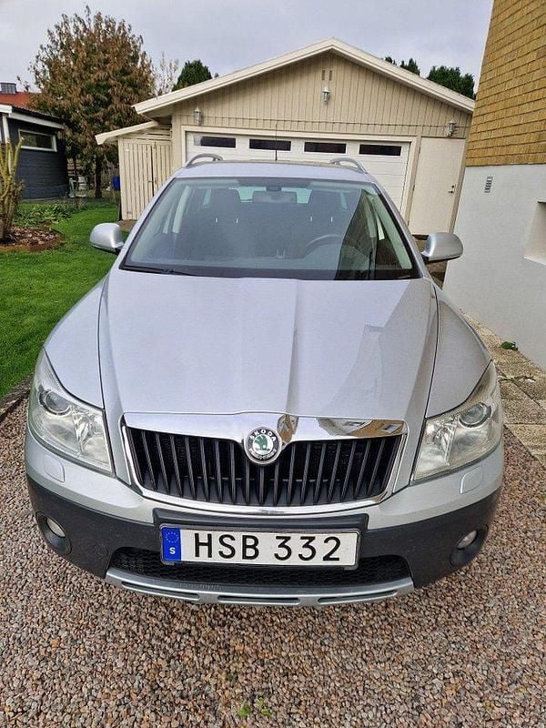 Silver Begagnad 2013 Skoda Octavia Scout Kombi | 89 000 kr (Marknadspris) - Bild 1/4