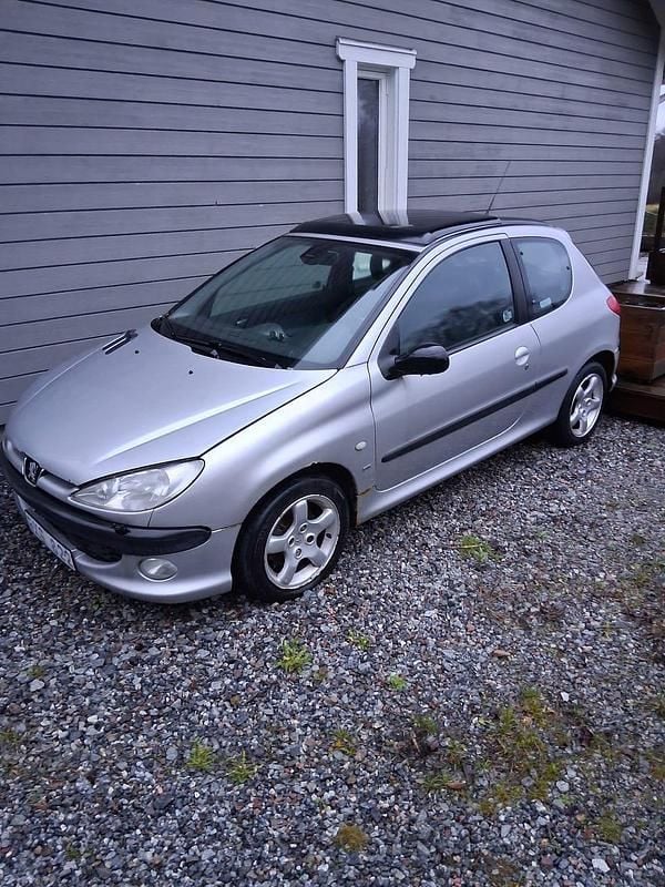 Begagnad 2001 Peugeot 206 Halvkombi | 3 000 kr (Superpris) - Bild 1/3