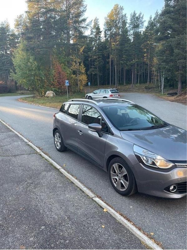 Grå Begagnad 2014 Renault Clio GrandTour Kombi | 65 000 kr (Marknadspris) - Bild 1/4