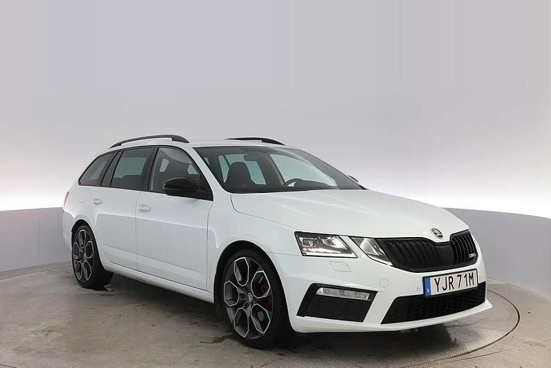 Vit Begagnad 2019 Skoda Octavia RS Kombi | 249 000 kr (Bra pris) - Bild 1/4