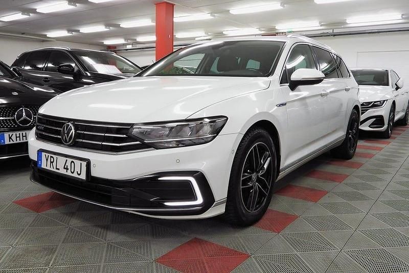 Vit Begagnad 2020 VW Passat GTE Kombi | 184 500 kr (Bra pris) - Bild 1/4