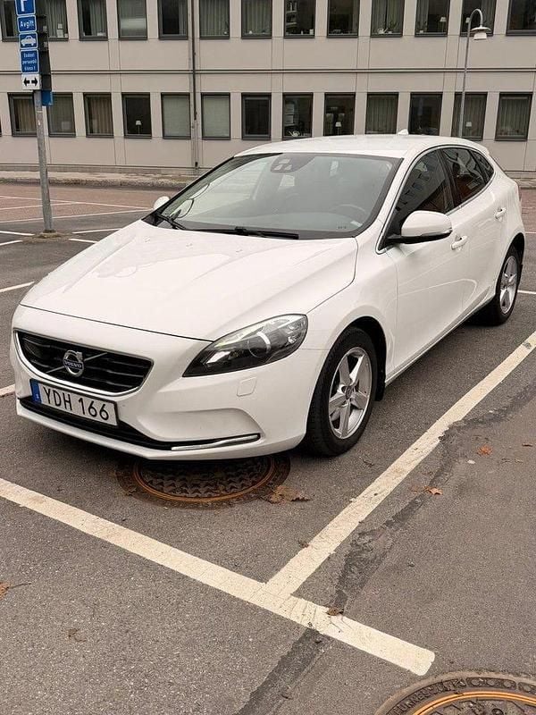 Begagnad 2016 Volvo V40 Momentum Kombi | 89 900 kr (Superpris) - Bild 1/4