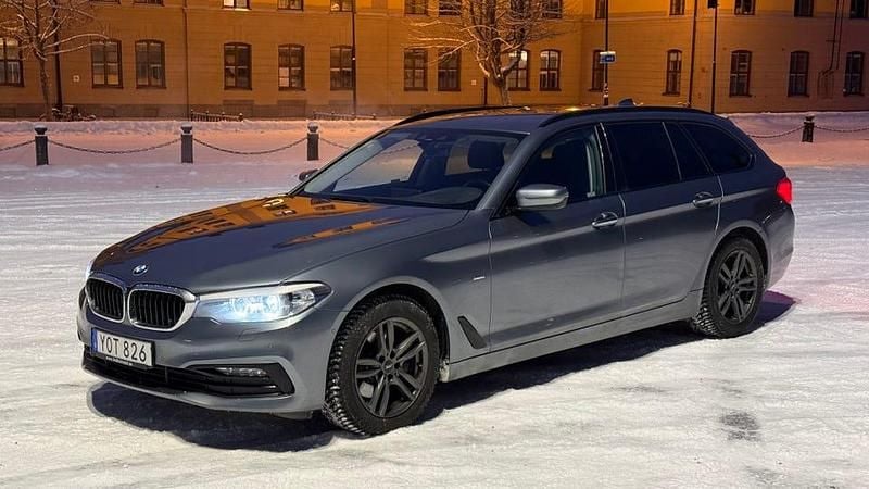 Bluestone metallic Begagnad 2018 BMW 520 Kombi | 229 000 kr (Marknadspris) - Bild 1/4
