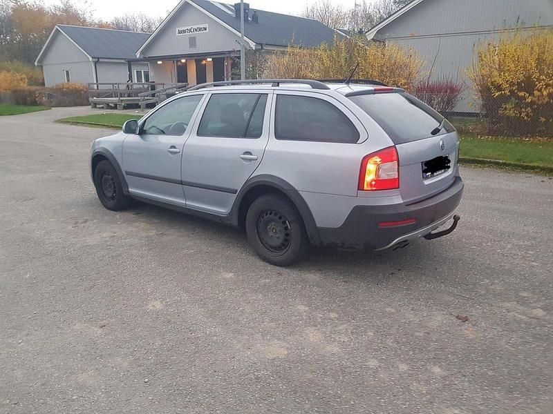 Blå Begagnad 2010 Skoda Octavia Scout Kombi | 20 000 kr (Superpris) - Bild 1/4