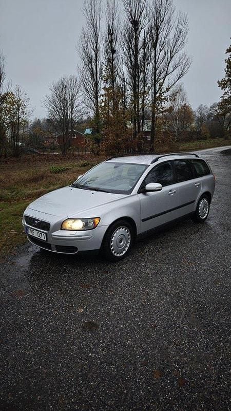 Grå Begagnad 2007 Volvo V50 Kombi | 35 000 kr (Dyr) - Bild 1/4
