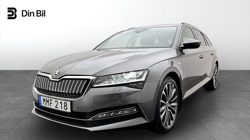 Grå Begagnad 2023 Skoda Superb Business Line Kombi | 364 900 kr (Lite dyr) - Bild 1/4