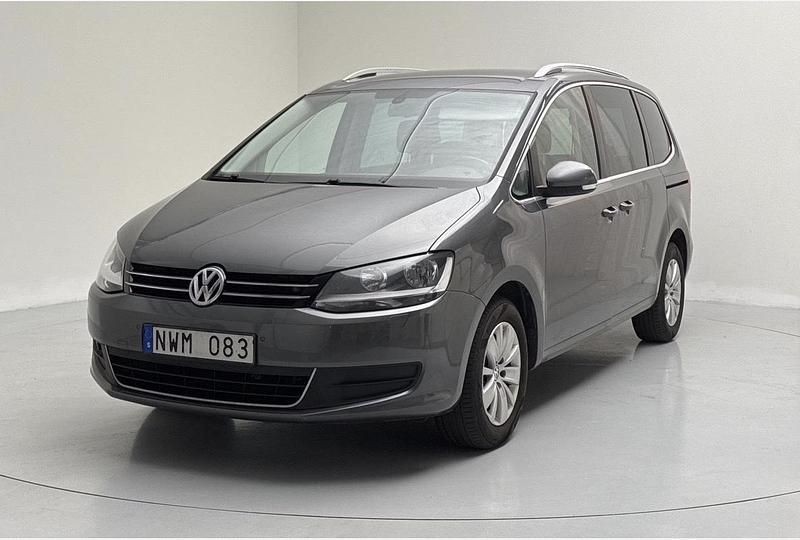 Grå Begagnad 2014 VW Sharan Minibuss | 119 000 kr (Marknadspris) - Bild 1/4