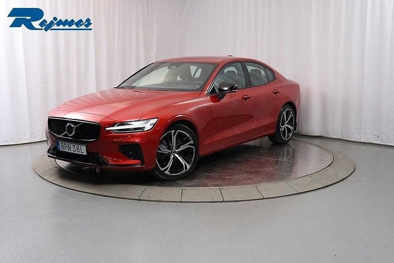 Röd (fusion red metallic) Begagnad 2022 Volvo S60 Plus Sedan | 464 900 kr (Marknadspris) - Bild 1/4